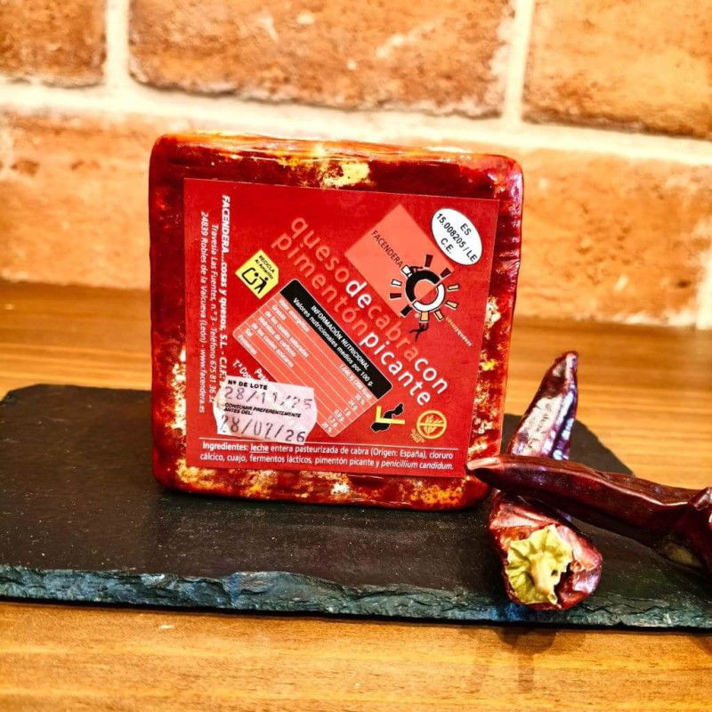 Comprar queso artesano. Queso de cabra con pimentón picante